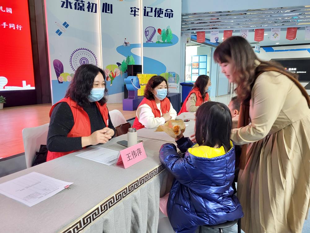 幸福家园 携手同行——记新馨花园幼儿园党支部教育益家党员服务长廊公益咨询活动